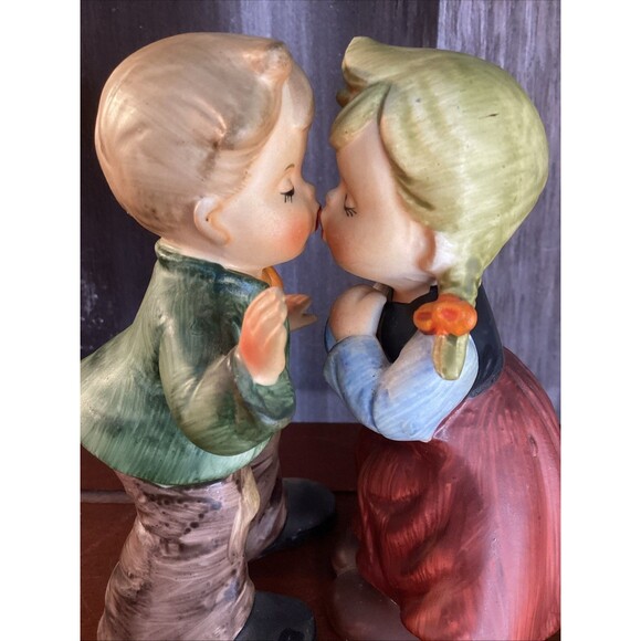 Napcoware Boy and girl kissing Figurine No. C-8502 - Picture 4 of 15
